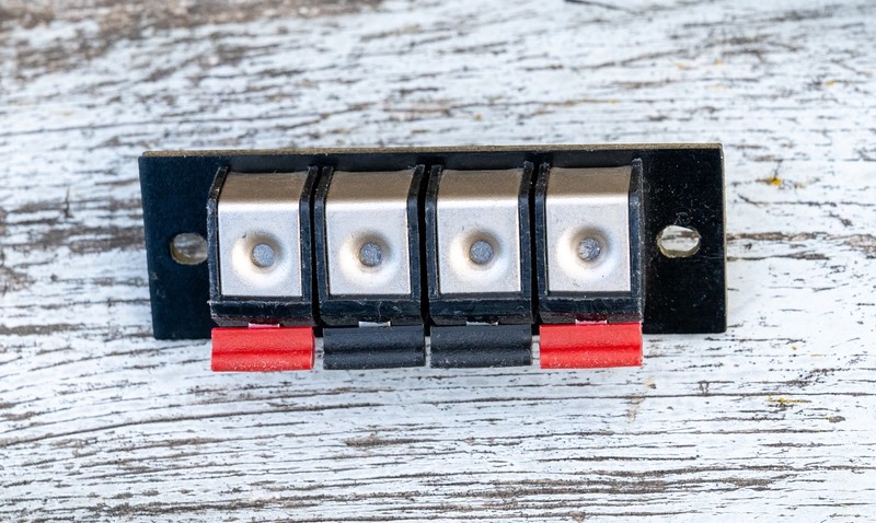MARANTZ 2275 RECEIVER ONE (1x) SPEAKER BINDING POST STRIP