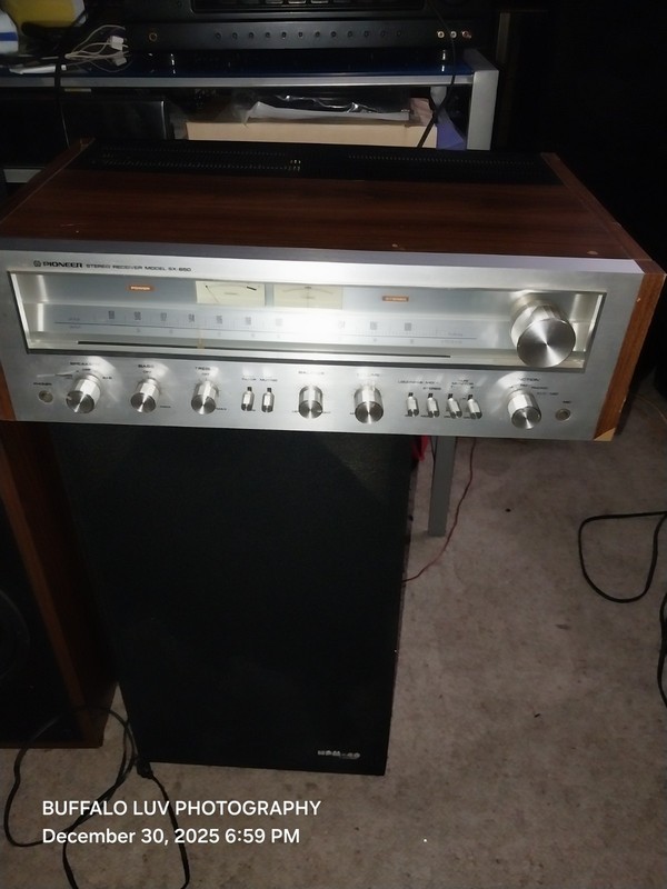 The item pictured is a vintage Pioneer SX-650 stereo receiver. gallery
