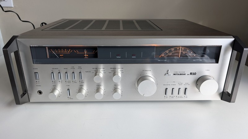 Mitsubishi DA-R10 Stereo Receiver - Tested - For Parts Or Repair - READ