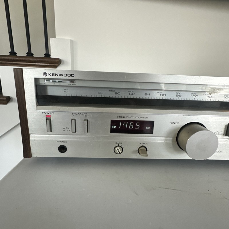 VINTAGE Kenwood KR-720 AM/FM Stereo Tuner Amplifier Receiver Powers On gallery