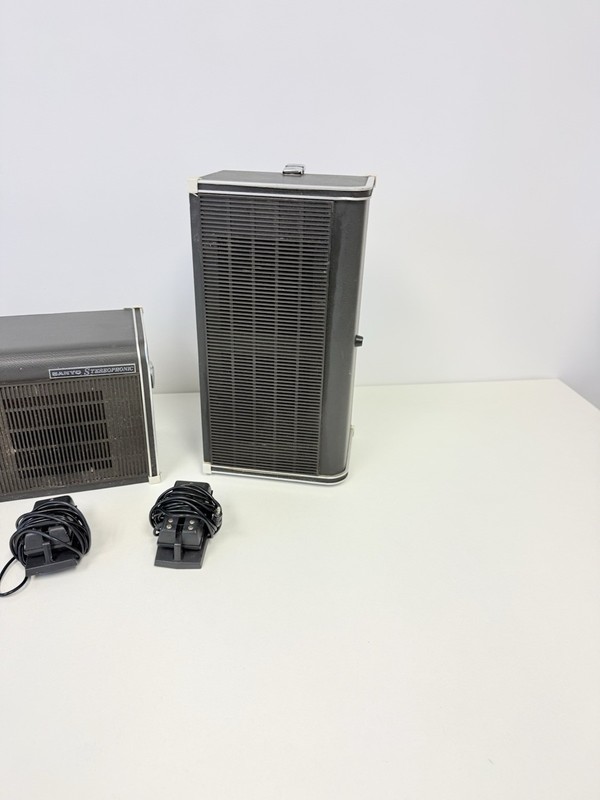 Set Of 2 Vintage Sanyo Stereo AM/FM Speaker Set Stereophonic Tested gallery