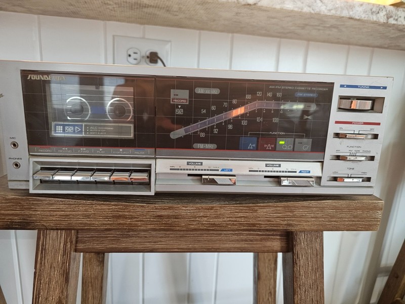 Vintage Soundesign Model#5614 SL AM/FM Stereo W/Cassette Player