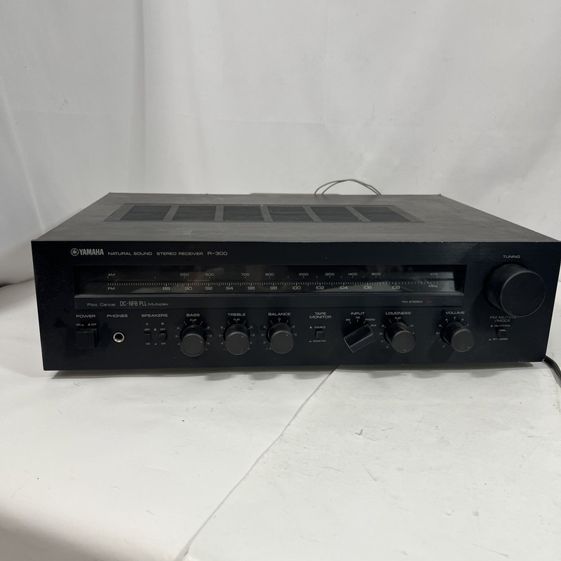 Yamaha R-300 Natural Sound Stereo Receiver Black/Wood Cabinet TESTED Working gallery