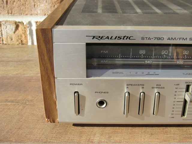 VINTAGE REALISTIC STA-790 AM/FM STEREO TAPE PHONO AUDIO RECIEVER POWERS ON gallery