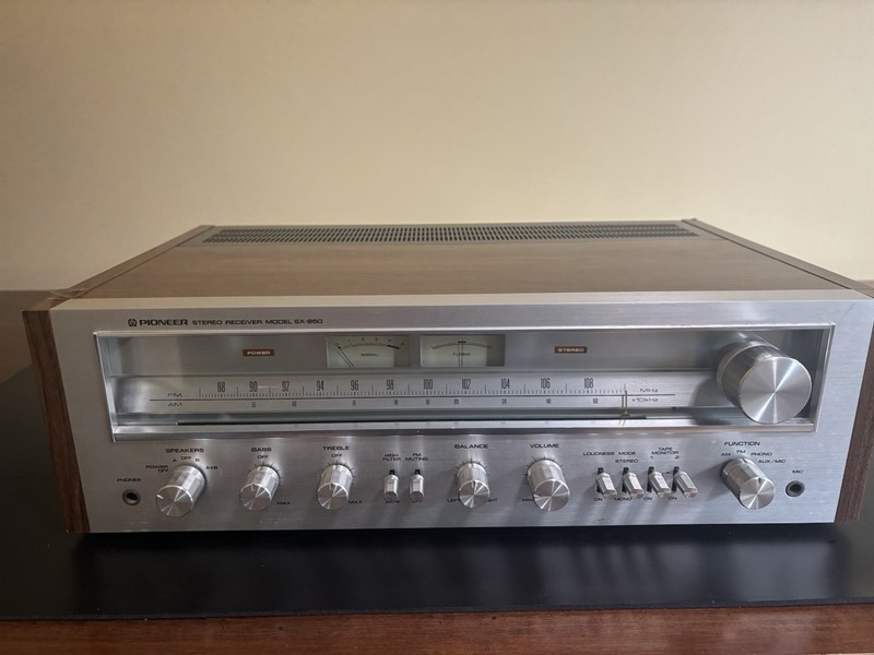 Pioneer SX-650 Stereo Receiver – Vintage 1970s Hi-Fi, Wood Veneer, Silver Face