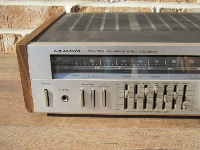 VINTAGE REALISTIC STA-790 AM/FM STEREO TAPE PHONO AUDIO RECIEVER POWERS ON gallery