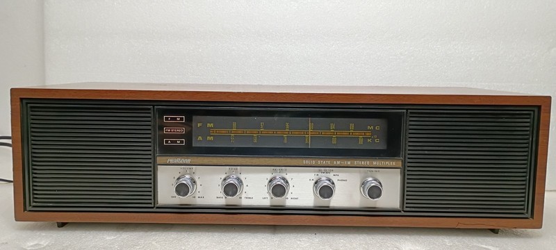 Realtone Solid State AM-FM Stereo Multiplex Model 4332 Working Some deep scratc