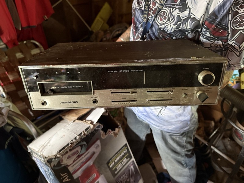 Soundesign FM-AM Stereo Receiver with Eight Track Player gallery