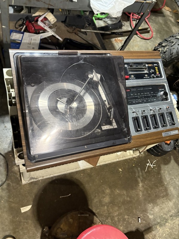Vinatge Zenith Allegro 'Wedge' J596W-WITHOUT Speaker Inheritance Powers On As-Is gallery