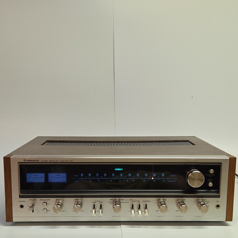 Pioneer SX-737 Vintage Stereo Receiver w/ Wood Case, Silver Face.