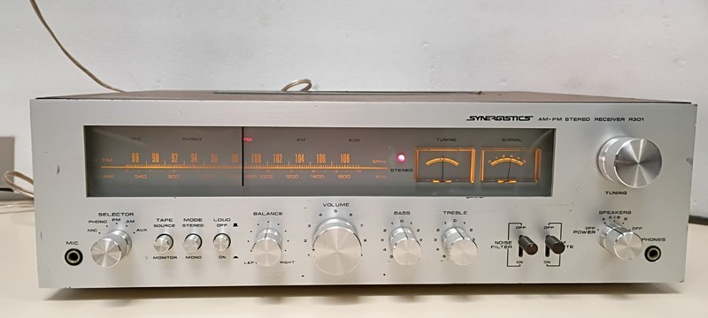 Vintage Synergistics R301 Stereo receiver .Rare, Working fine Has some scratches