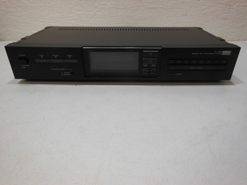 Sansui T-700 Stereo AM/FM Tuner Parts or Repair - Powers On gallery