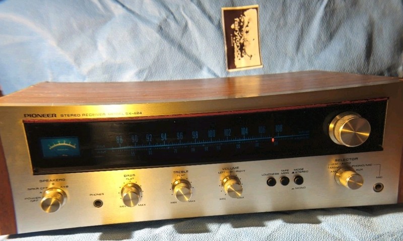 Vintage Pioneer SX-424 Stereo Receiver, Analog Sound, FM and MW (AM) and Phono.