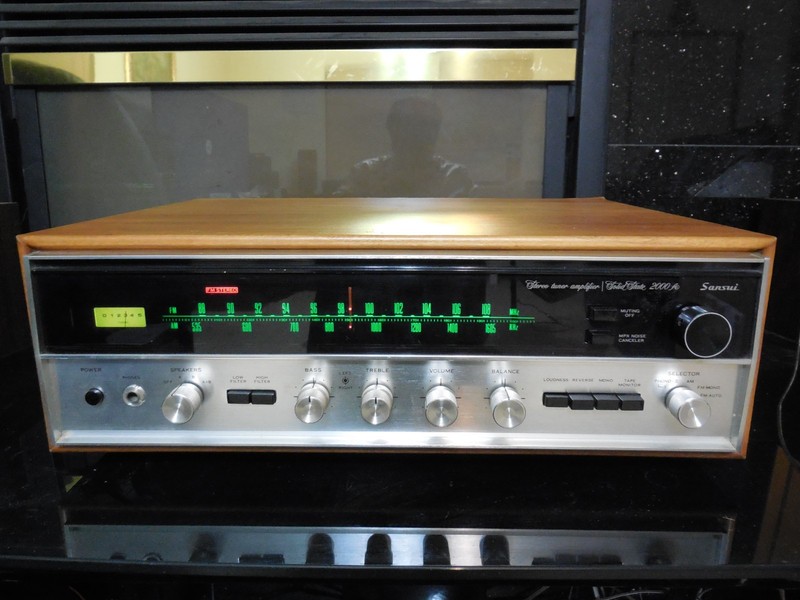 SANSUI 2000A Vintage AM/FM Receiver 2 Channels 35 Watts P. Channel