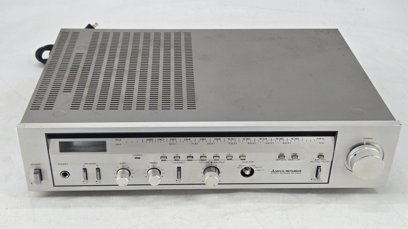 MGA Mitsubishi DA-R440 Stereo Receiver....One Damaged Nob gallery