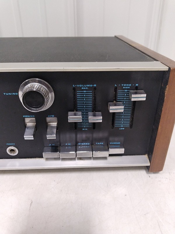 VINTAGE Alaron Solid State AM/FM Stereo Radio Tape Player Powers up #472 gallery