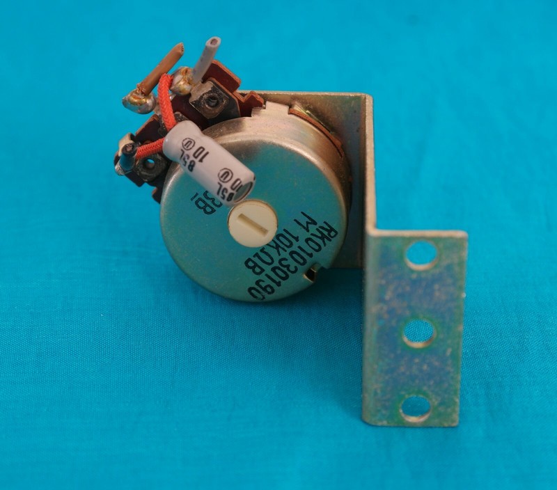 Marantz Model 2245 FM/AM Receiver Parts : Potentiometer for P550 Board gallery