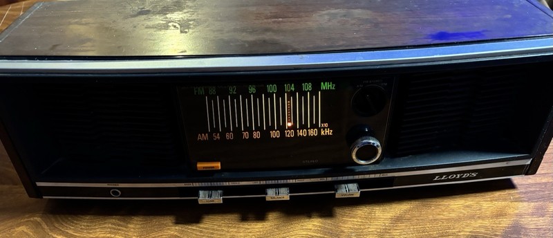 VINTAGE – Lloyd’s AM/FM Clock Radio – Model H677G-215A – TESTED/WORKING