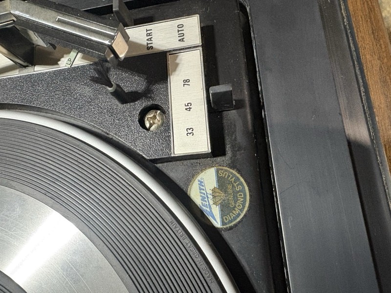 Vinatge Zenith Allegro 'Wedge' J596W-WITHOUT Speaker Inheritance Powers On As-Is gallery