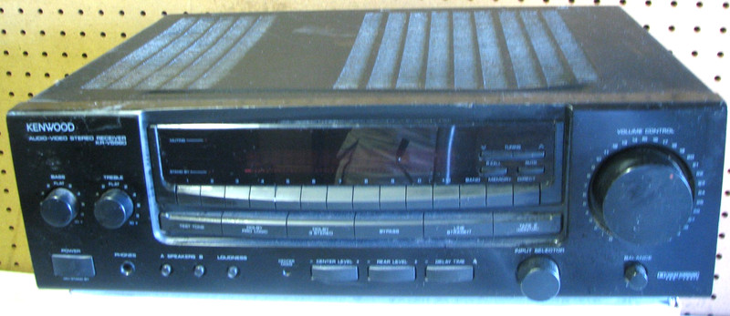 Vintage KENWOOD AUDIO/VIDEO STEREO RECEIVER KR-V5560.. Powers up/ Lights up/