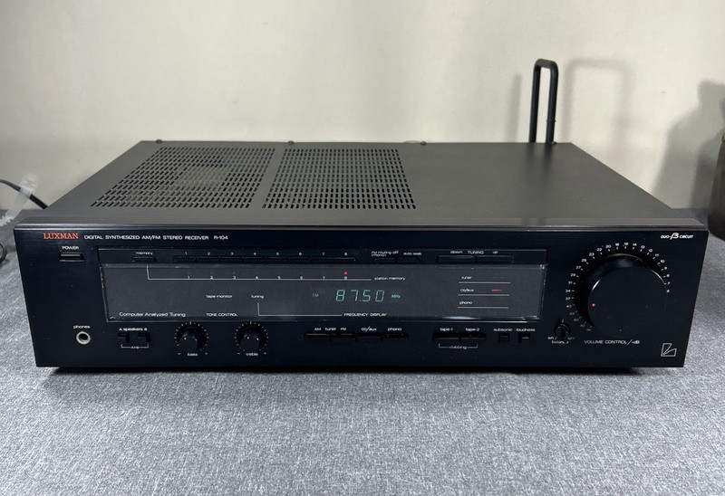 Luxman R-104 Vintage 33watts per channel Digital Synthesized AM/FM Stereo Japan