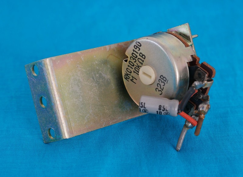 Marantz Model 2245 FM/AM Receiver Parts : Potentiometer for P550 Board gallery