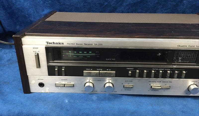 VINTAGE TECHNICS FM/AM STEREO RECEIVER SA-225, QUARTZ DIGITAL SYNTHESIZER gallery