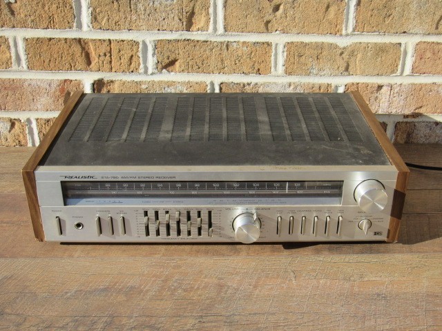 VINTAGE REALISTIC STA-790 AM/FM STEREO TAPE PHONO AUDIO RECIEVER POWERS ON
