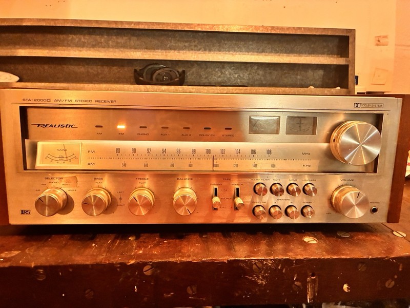 Realistic STA-2000D AM/FM Stereo Receiver Genuine Walnut Veneer
