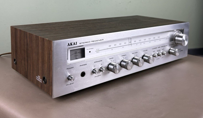 AKAI AA-1115 STEREO RECEIVER