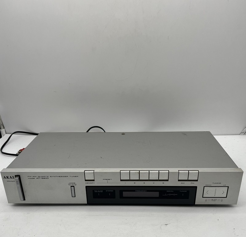 Akai AT-S210 FM AM Quartz Synthesizer Tuner UNTESTED Vintage