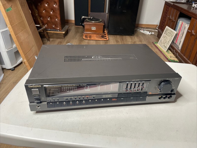 TECHNICS SA-R230 AM FM Receiver Quartz Synthesizer ”PARTS” Has Power READ