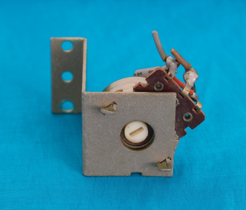 Marantz Model 2245 FM/AM Receiver Parts : Potentiometer for P550 Board gallery