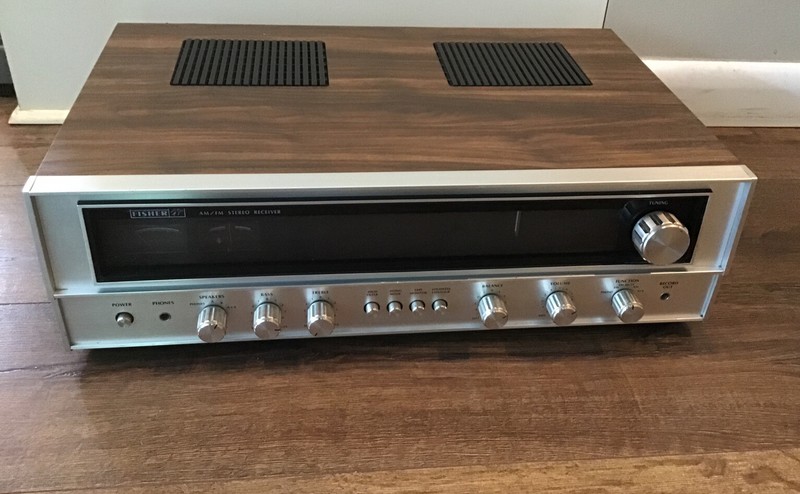 FISHER 143.92532700 AM FM STEREO RECEIVER POWERS ON GOOD SHAPE