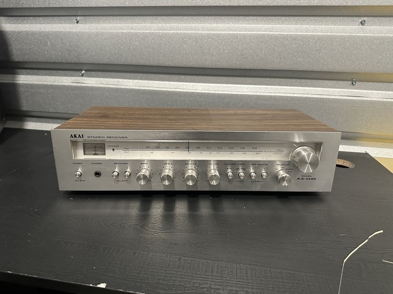 Akai AA-1125 Vintage Stereo Receiver & Tuner Wood Case – Turns On Read