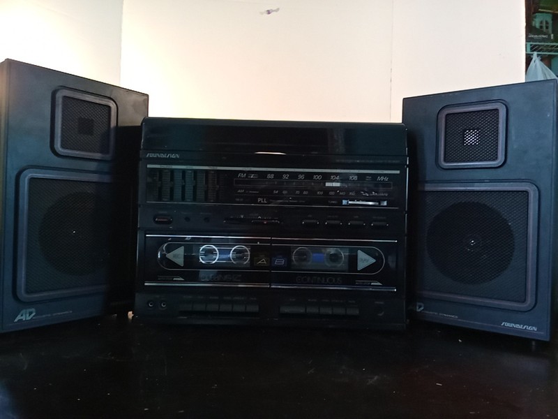 Vin. SounDesign Model 6842 Dual Deck Stereo Rec.,Cass. Radio W/Speakers (READ)