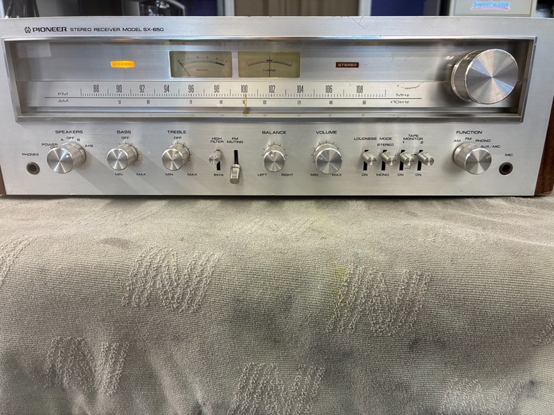Pioneer SX-650 Stereo Receiver Vintage Am/Fm Receive, Test, Clean and Lubricate.