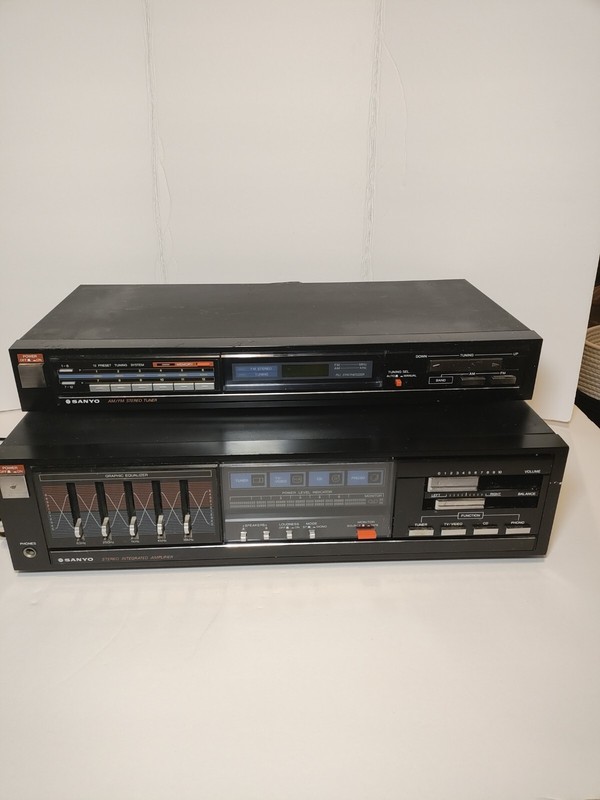 Sanyo AM FM Stereo Tuner And Stereo Integrated Amplifier. Works