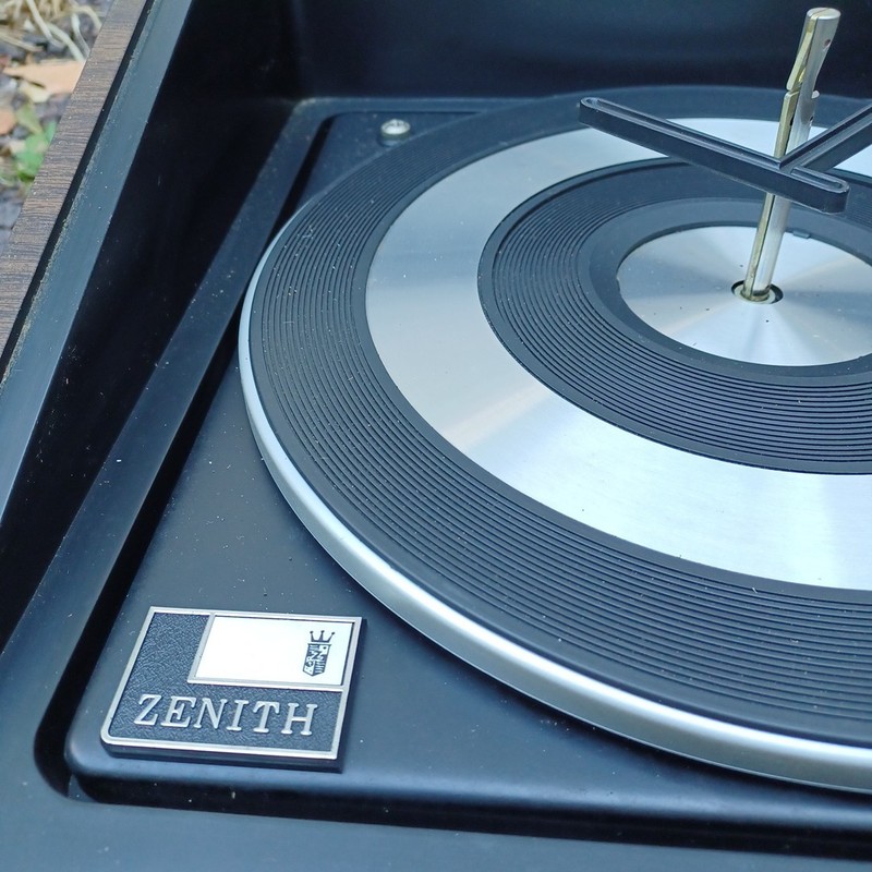 ZENITH G596W ALLEGRO WEDGE STEREO AM/FM 8-track Record Player Vintage for parts gallery