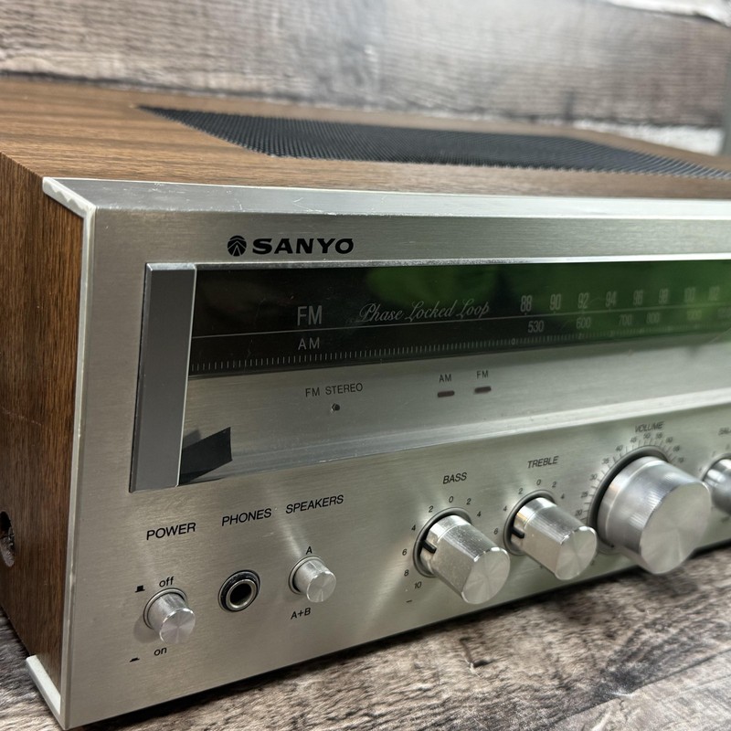 Sanyo 2016 AM/FM Stereo Receiver Silver Woodgrain Vintage 100W Taiwan Made gallery