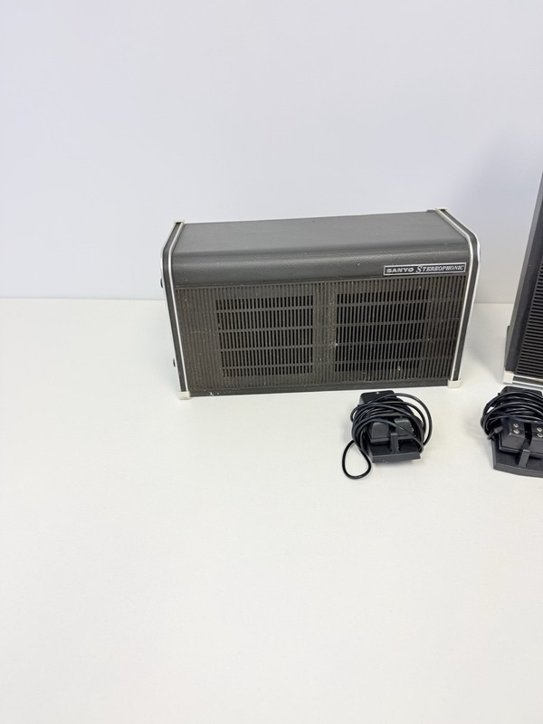 Set Of 2 Vintage Sanyo Stereo AM/FM Speaker Set Stereophonic Tested gallery