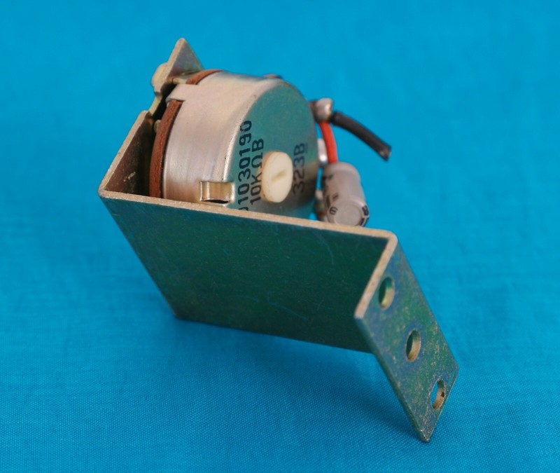 Marantz Model 2245 FM/AM Receiver Parts : Potentiometer for P550 Board gallery