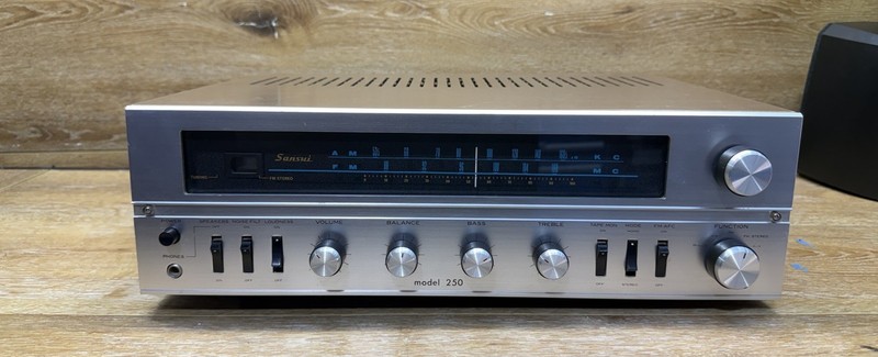 Sansui Model 250 - Tube Receiver powers on - PARTS OR REPAIR