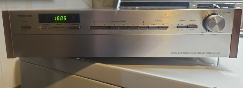 Toshiba Stereo Receiver Model SA-850 -for parts or restoration