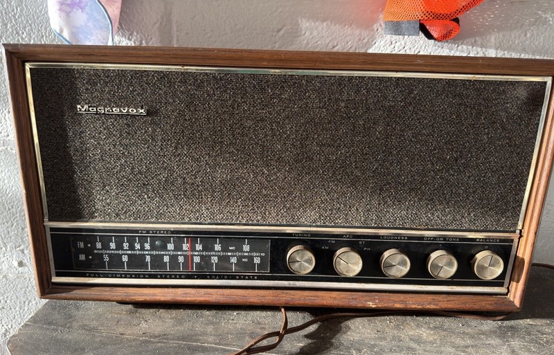 Magnavox 2FM033 — Guthrie Studio Full Dimension Stereo Turns On, For Parts(?)