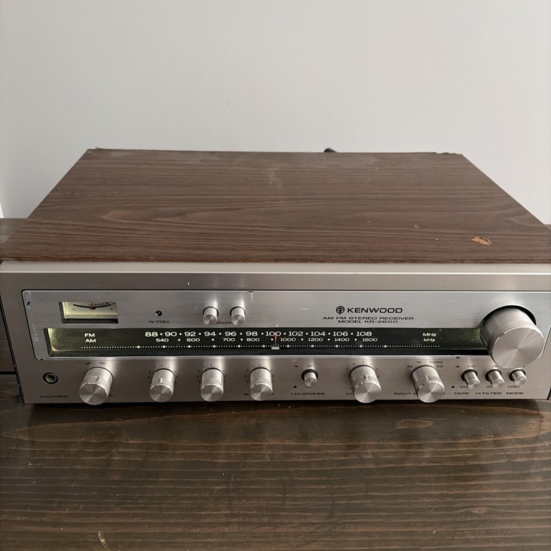Vintage Kenwood AM/FM Stereo Receiver Model KR-2600 Powers PARTS/REPAIR ONLY