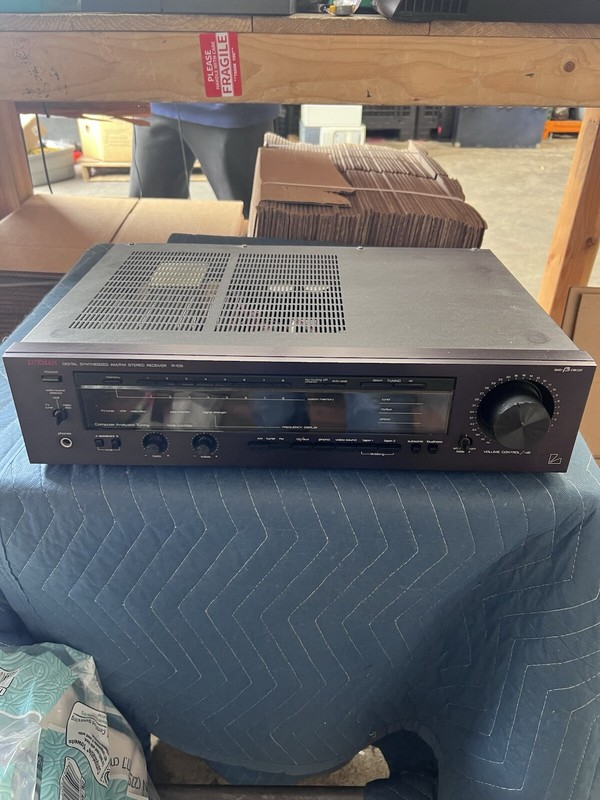 Luxman R-105 Digital Synthesized AM/FM Stereo Receiver