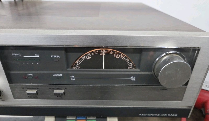 Mitsubishi DA-R8 AM FM STEREO RECEIVER Untested gallery