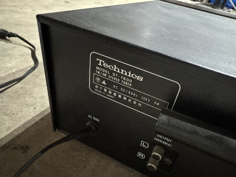 Vintage Technics ST-7600 FM/AM Stereo Tuner Faux Wood Cabinet gallery