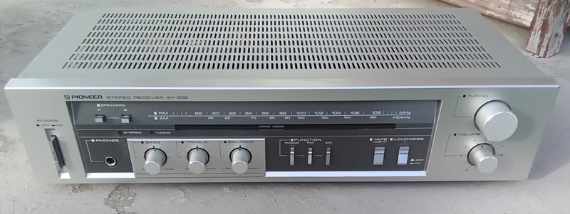 Vtg. PIONEER SX-202 AM / FM 25WpChannel Stereo Receiver w/ Phono Input -SUPERB ! gallery